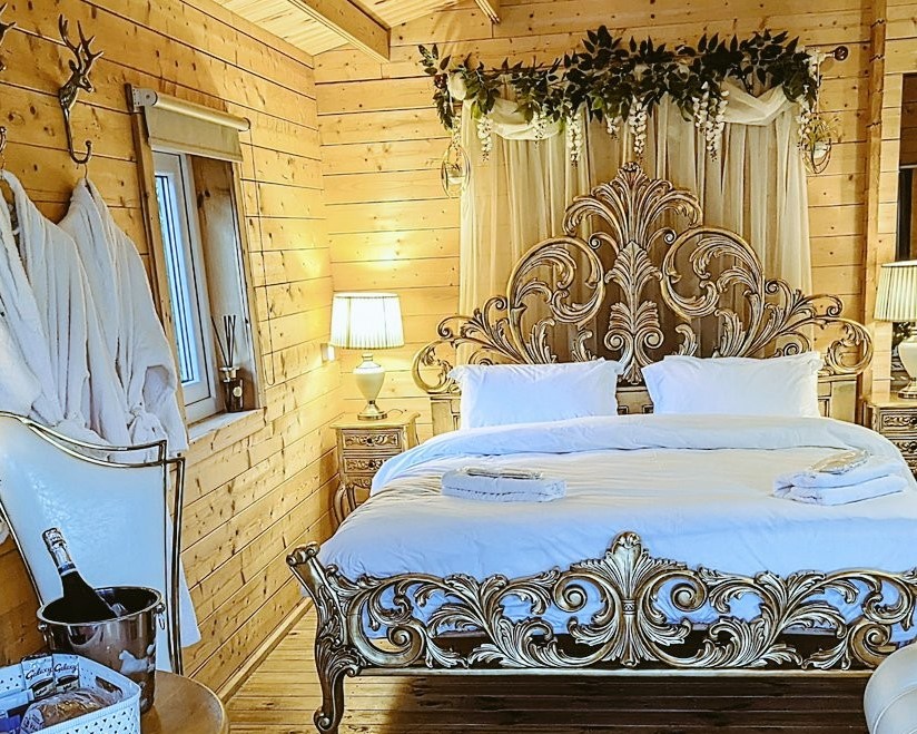 Photo of Swan Lodge With Hot Tub, Sauna and Treatments (1)