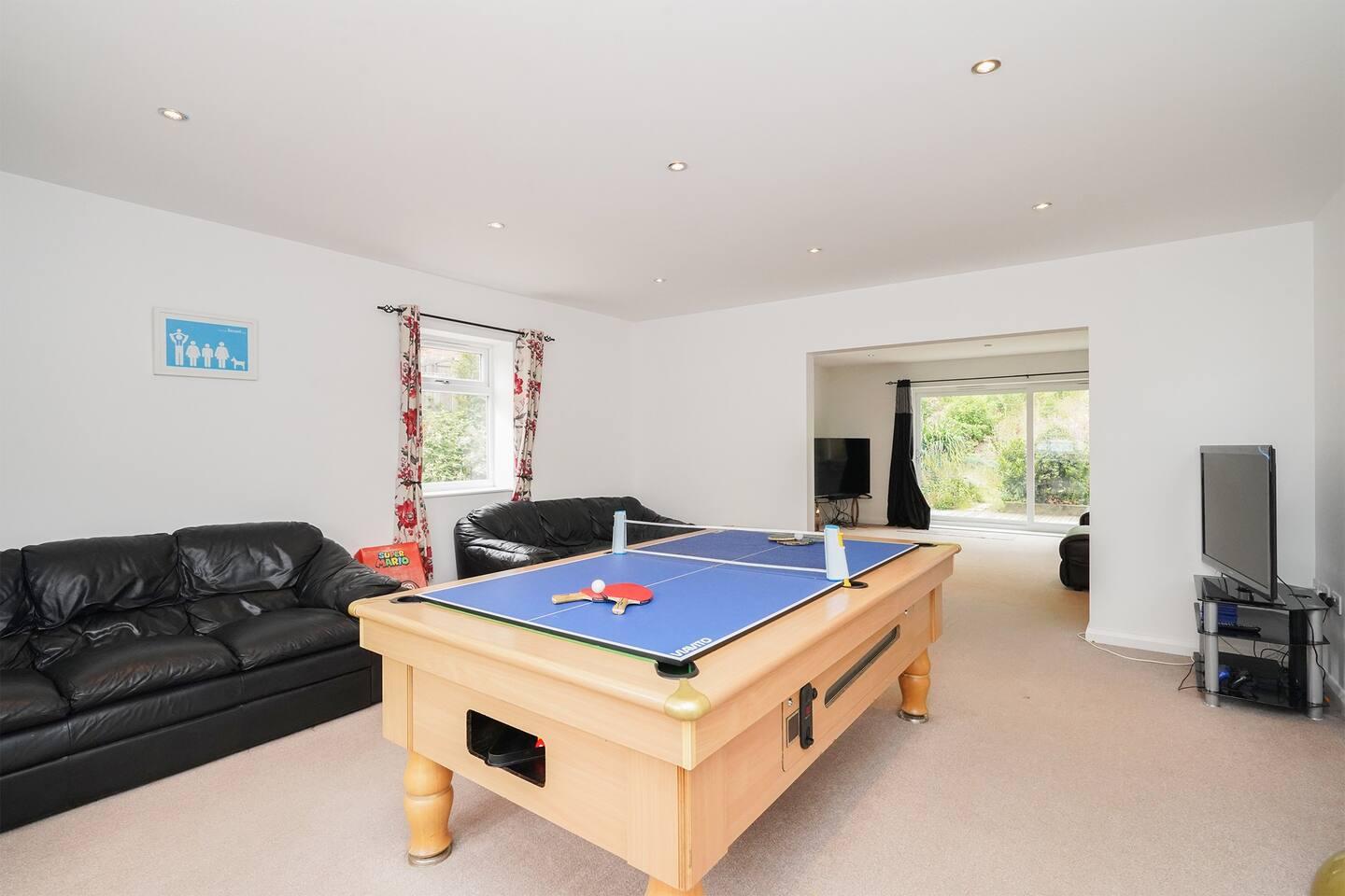Ping-pong table