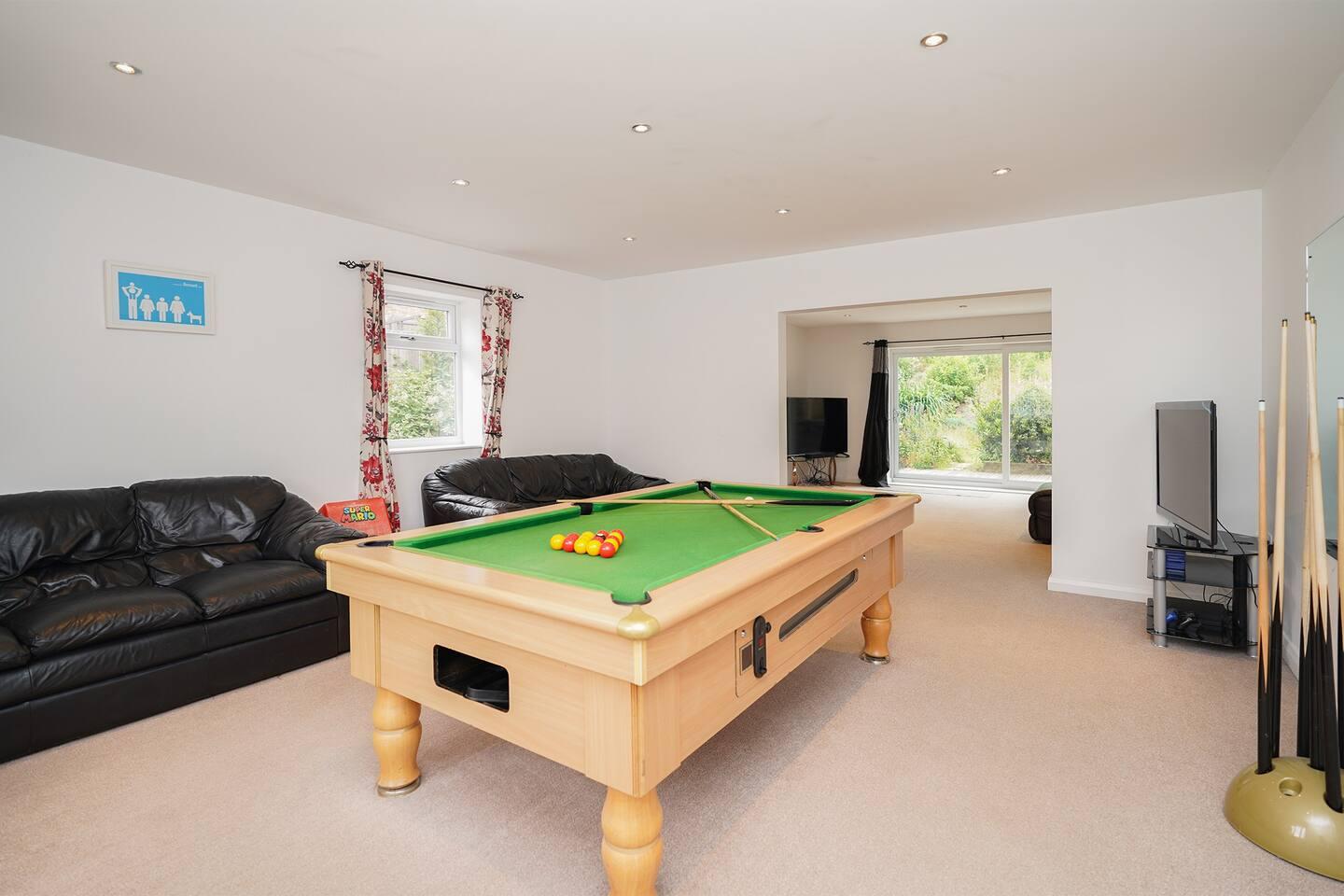 Pool table