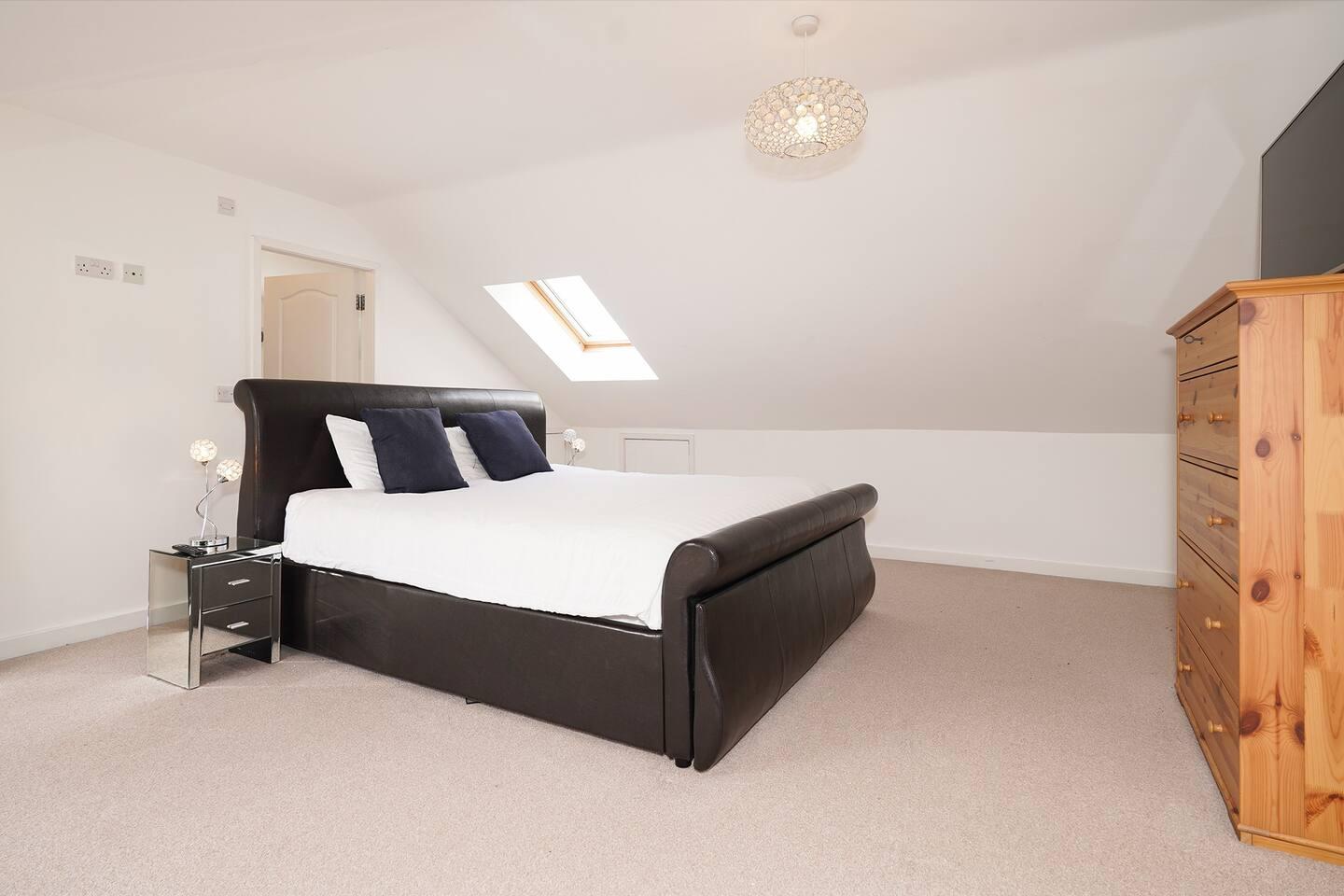 Super kind bed with en-suite