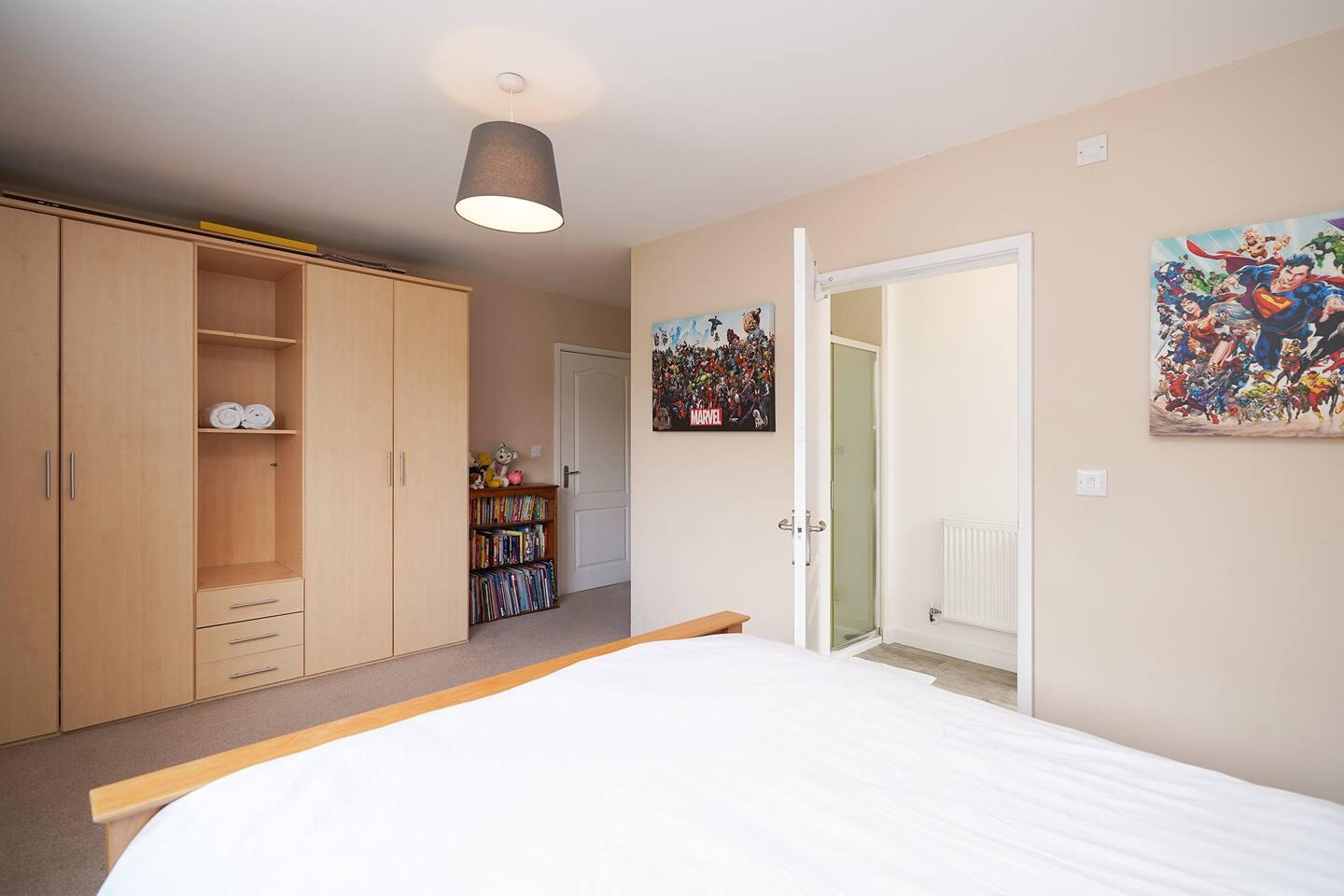 Queen bed with en-suite