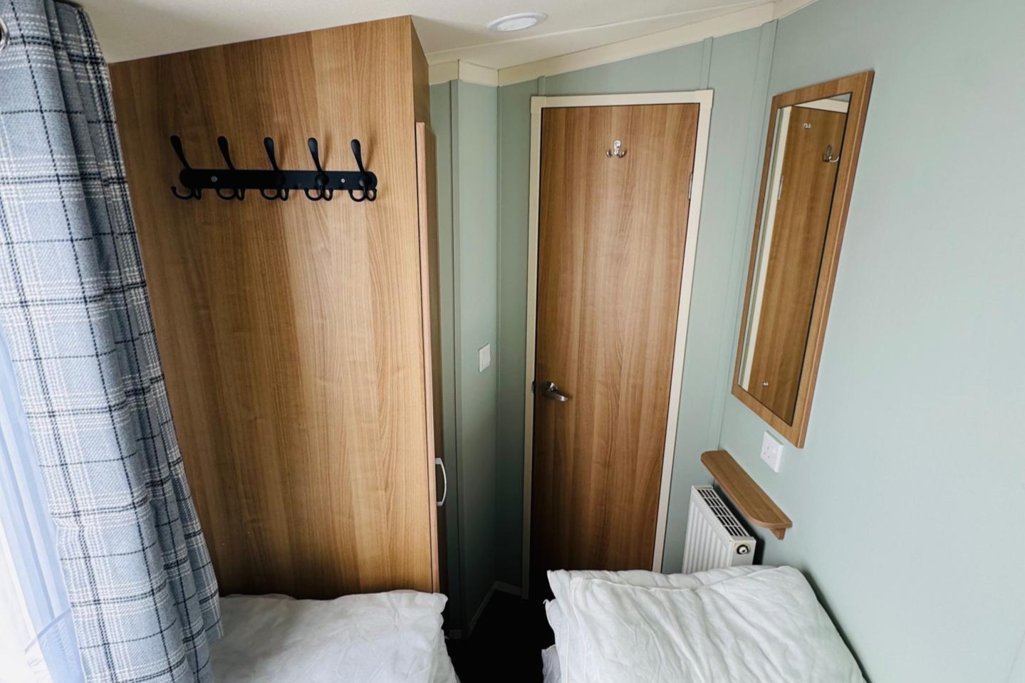 Photo of StaticHome-Sleeps6-Lakeview-Balcony-Parking-PetsOK (13)