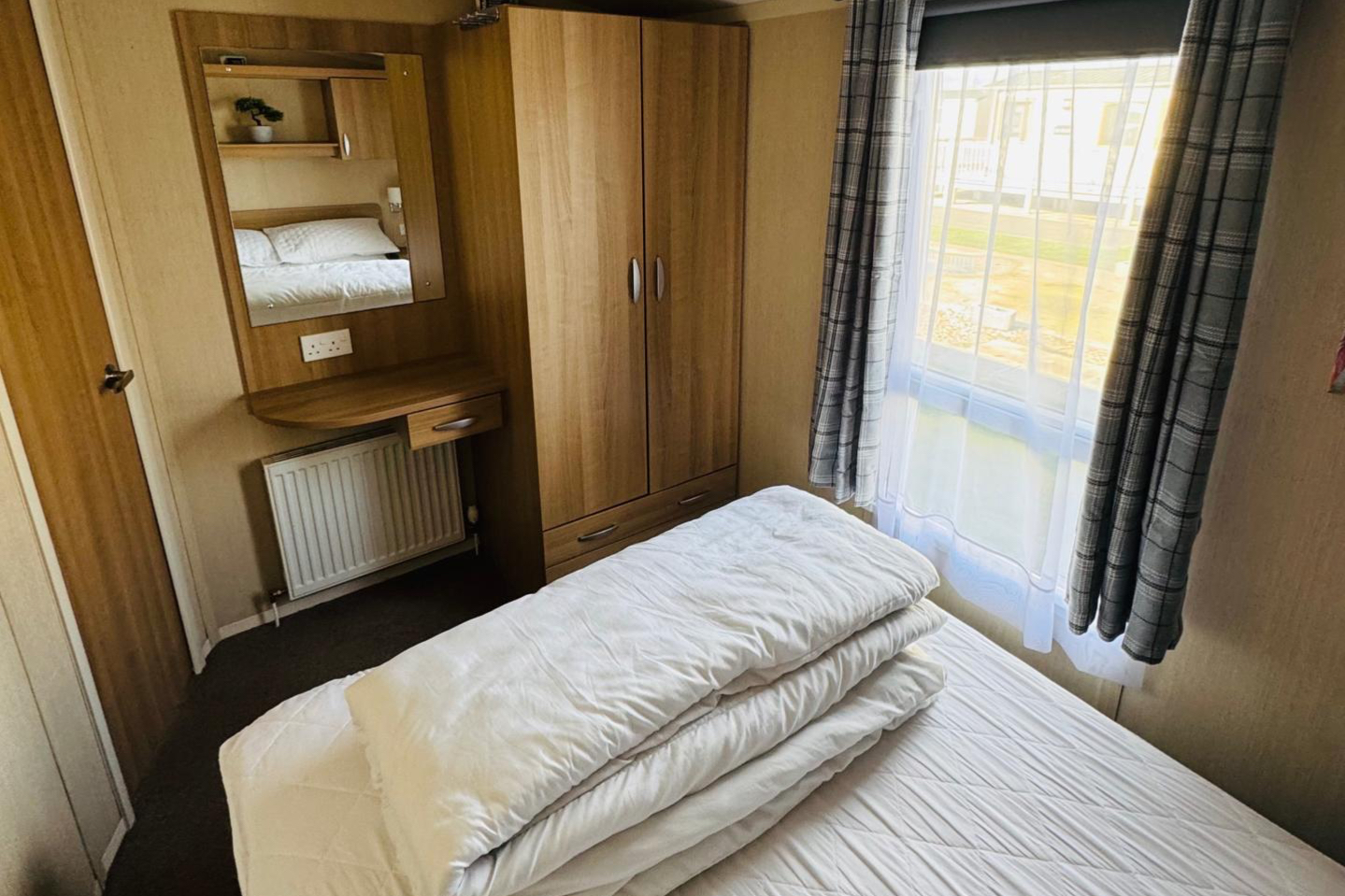 Photo of StaticHome-Sleeps6-Lakeview-Balcony-Parking-PetsOK (11)