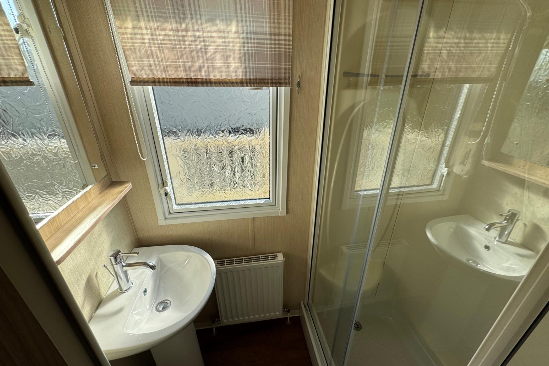Photo of StaticHome-Sleeps6-Lakeview-Balcony-Parking-PetsOK (8)