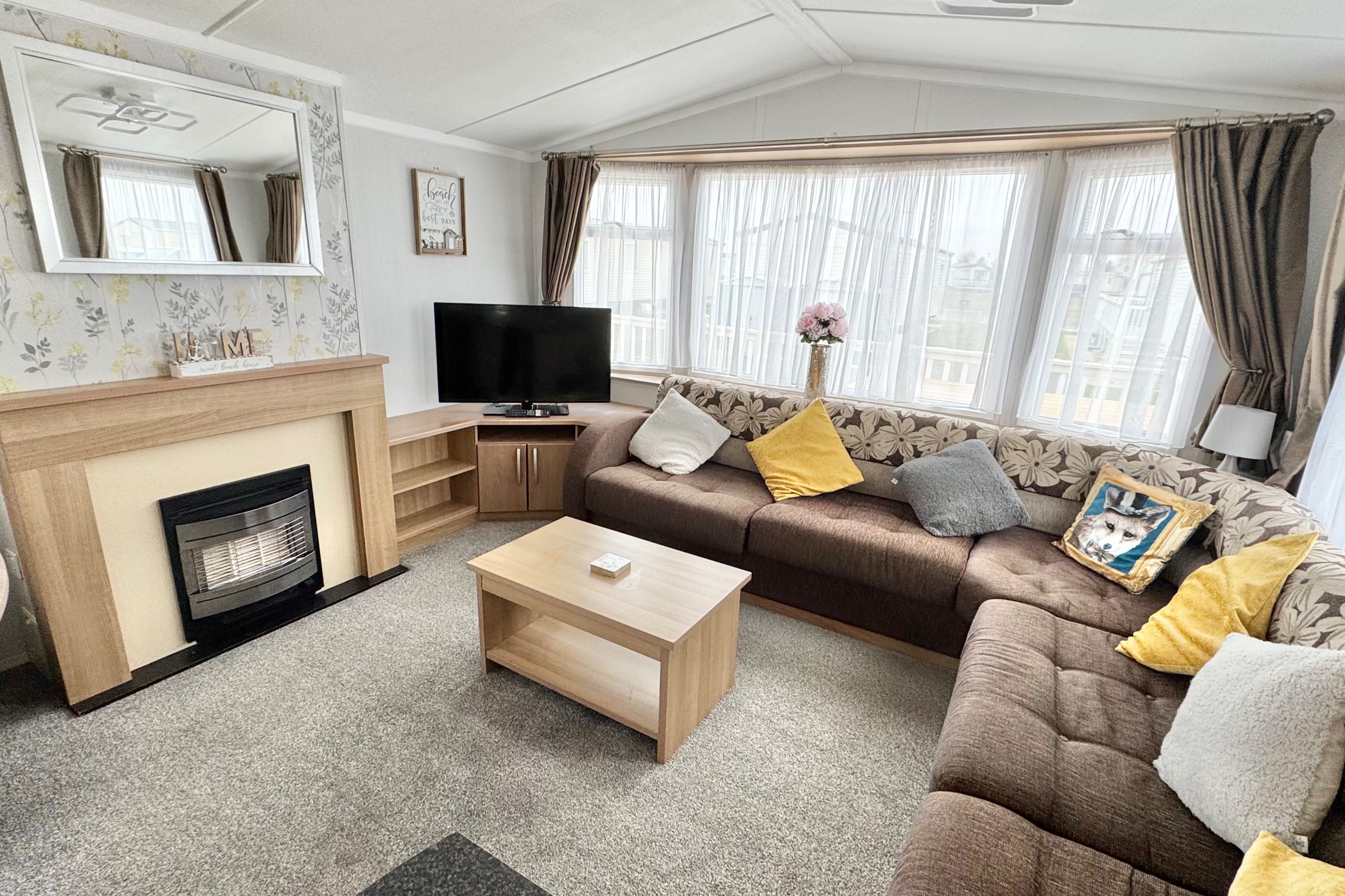 Photo of StaticHome-Sleeps6-Lakeview-Balcony-Parking-PetsOK (2)