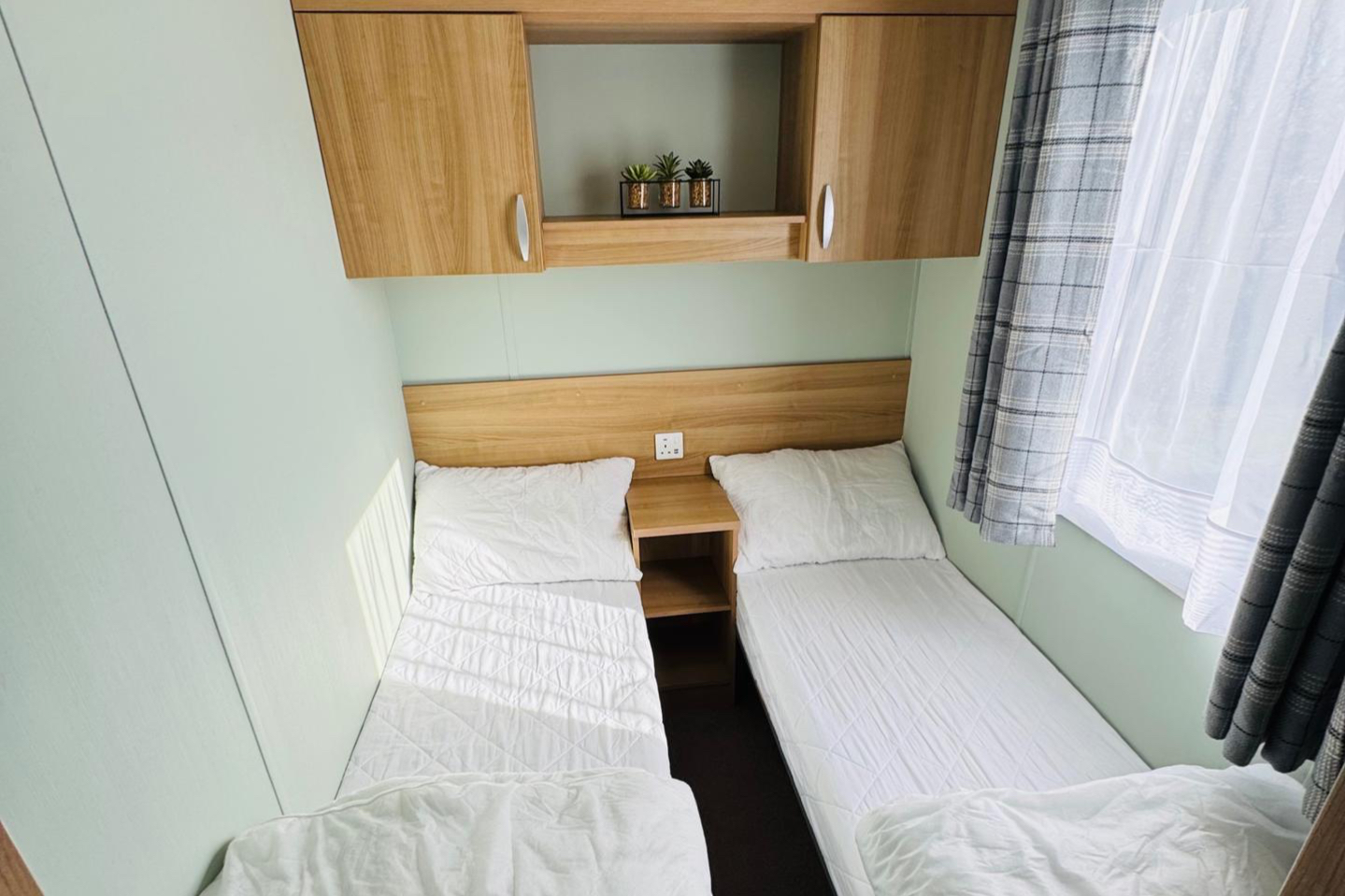 Photo of StaticHome-Sleeps6-Lakeview-Balcony-Parking-PetsOK (12)