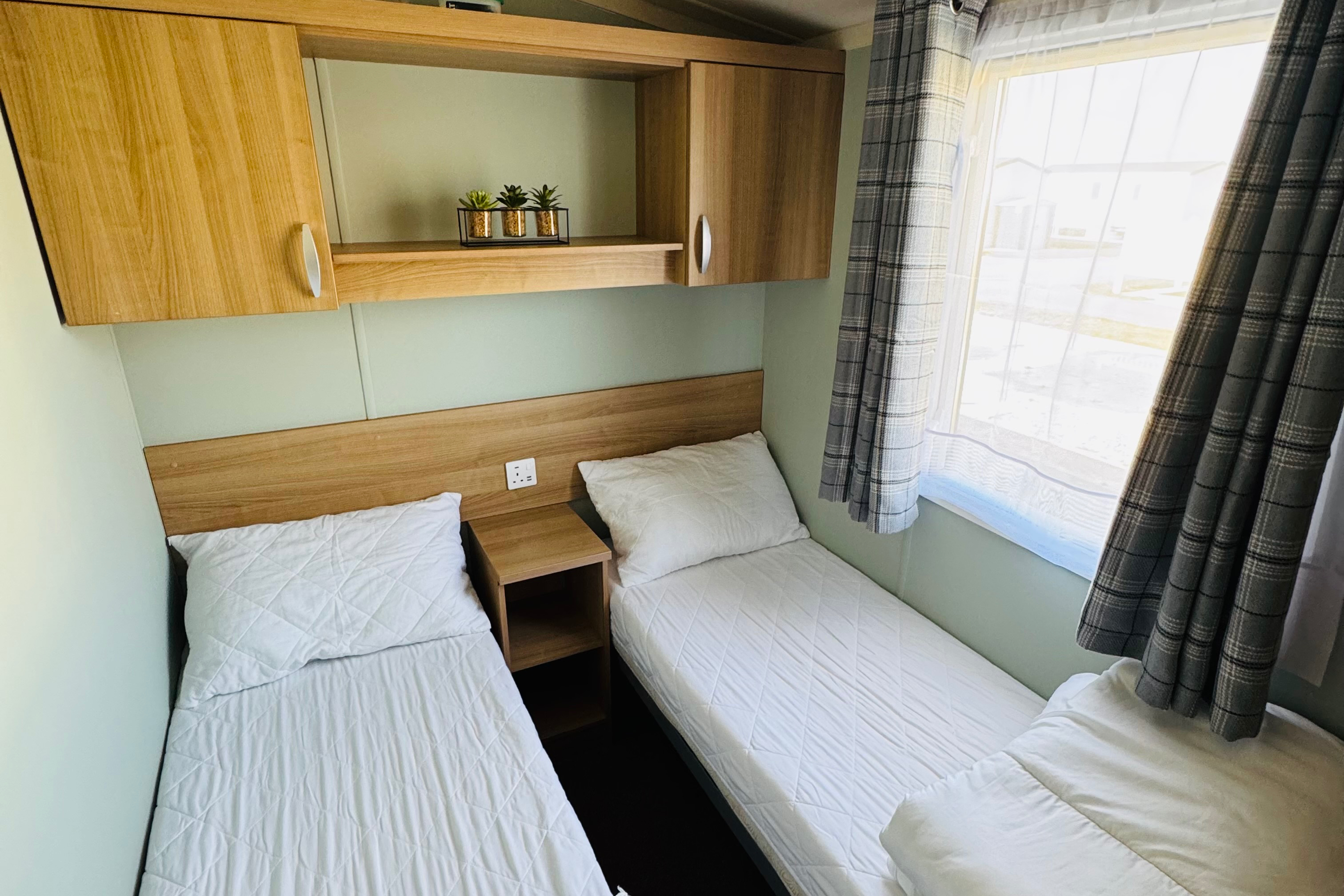Photo of StaticHome-Sleeps6-Lakeview-Balcony-Parking-PetsOK (5)