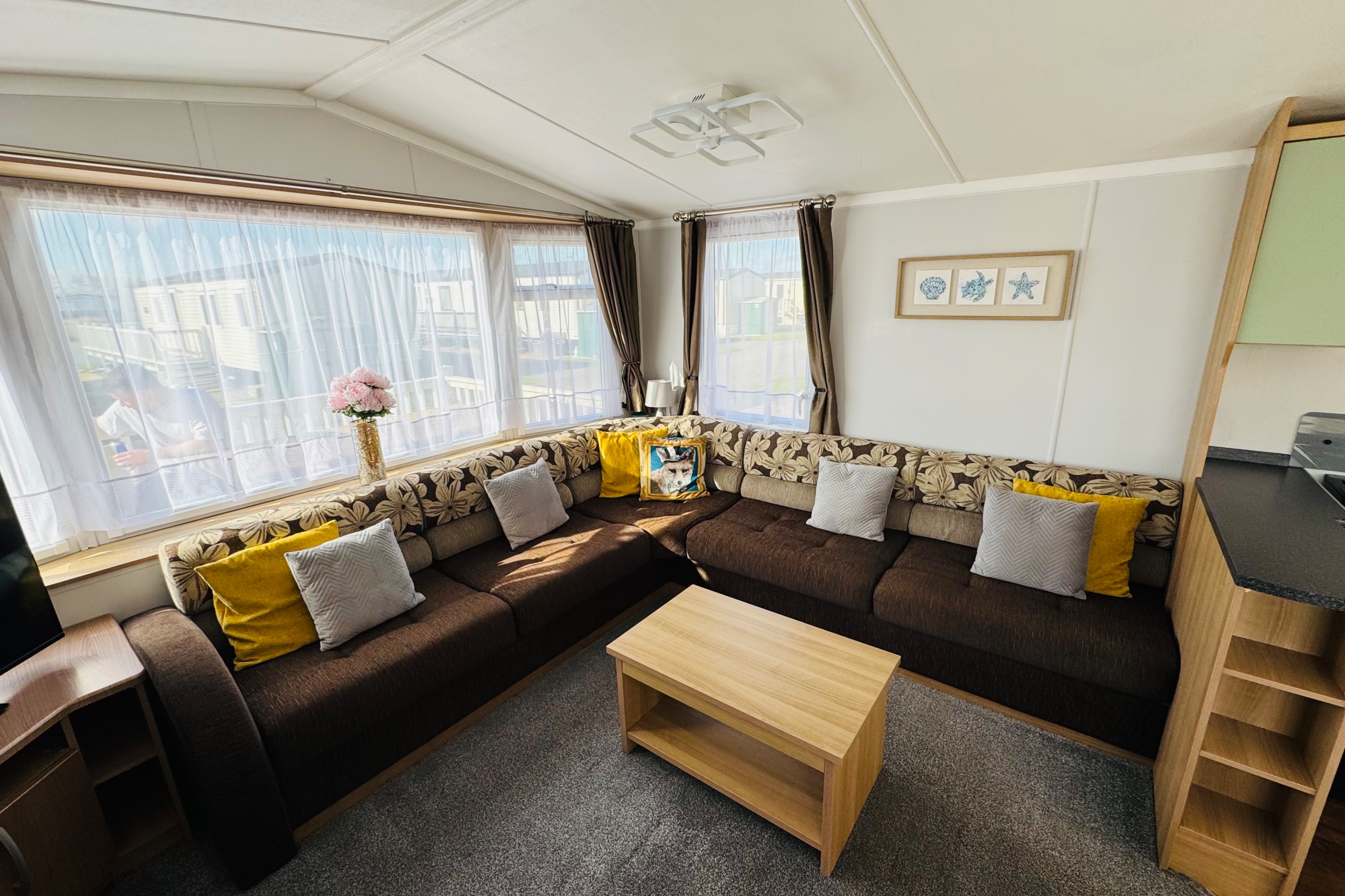 Photo of StaticHome-Sleeps6-Lakeview-Balcony-Parking-PetsOK (6)