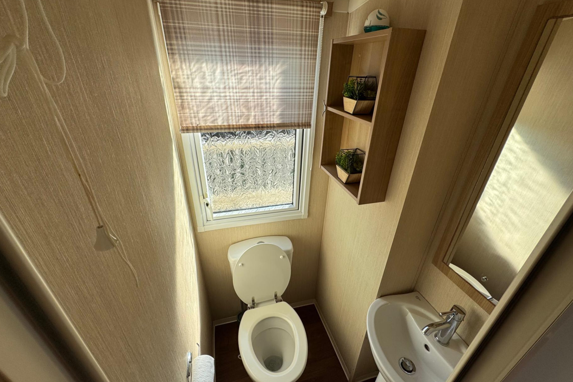 Photo of StaticHome-Sleeps6-Lakeview-Balcony-Parking-PetsOK (16)