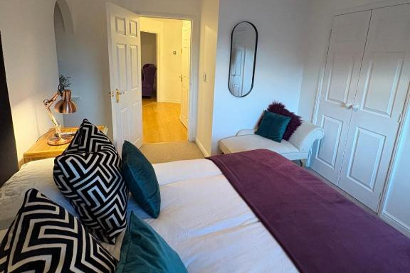 Photo of 2 Bed-Sleeps 3-Parking-Town Centre (13)