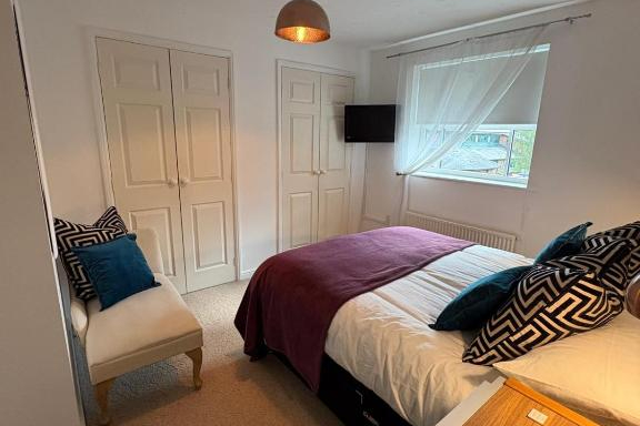 Photo of 2 Bed-Sleeps 3-Parking-Town Centre (8)