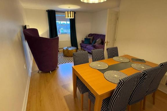 Photo of 2 Bed-Sleeps 3-Parking-Town Centre (5)