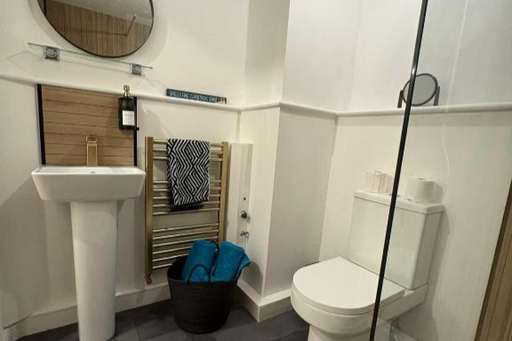 Photo of 2 Bed-Sleeps 3-Parking-Town Centre (12)