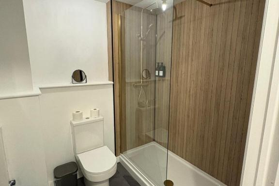 Photo of 2 Bed-Sleeps 3-Parking-Town Centre (2)