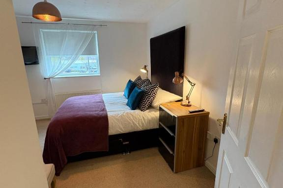 Photo of 2 Bed-Sleeps 3-Parking-Town Centre (6)