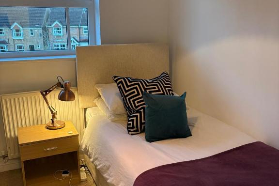 Photo of 2 Bed-Sleeps 3-Parking-Town Centre (3)